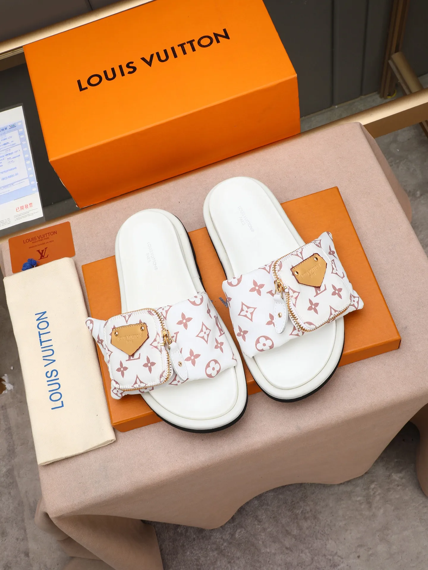 PP400 couple model with drawer box [LOUIS VUITTON] Louis Vuitton, the latest LV official website printed wallet and men's and women's slippers🔥🔥🔥 are now on the market. The drawer box is packed with cloth bags and cards. The upper pattern looks very soft and waxy, and it is a super versatile leg slimming tool. Fabric: Imported denim/down silk cotton embossed, official website pattern printing, lining: water-dyed sheepskin down filling, comfortable to wear, feet: high elastic PU water table. Sole: foam sole, heel height: about 5cm. Size 35-46, 35, 45 and 46 are custom-made and cannot be returned or exchanged. Color: multiple colors available.
